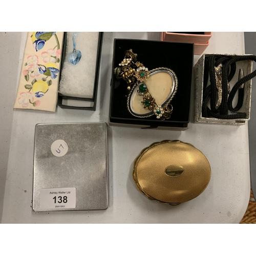 138 - AN ASSORTMENT OF COSTUME JEWELLERY AND COMPACTS