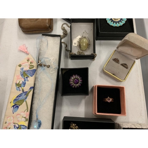 138 - AN ASSORTMENT OF COSTUME JEWELLERY AND COMPACTS