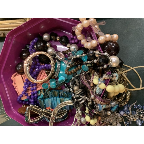 146 - A COLLECTION OF COSTUME JEWELLERY TO INCLUDE NECKLACES, BRACELETS ETC