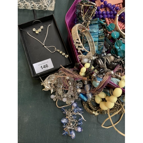 146 - A COLLECTION OF COSTUME JEWELLERY TO INCLUDE NECKLACES, BRACELETS ETC