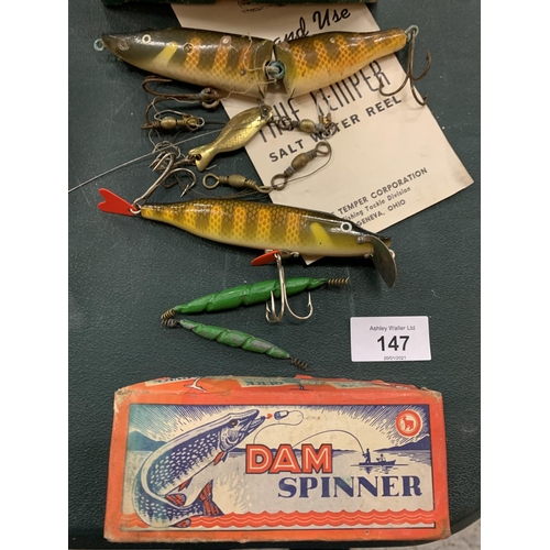 147 - AN ASSORTMENT OF VINTAGE ANGLING ITEMS TO INCLUDE A DAM SPINNER, FLOATS AND A SALT WATER TROLLING RE... 