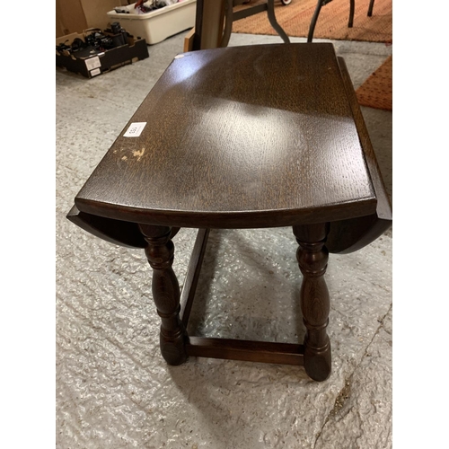 153 - A SMALL OAK DROP LEAF OCCASIONAL TABLE