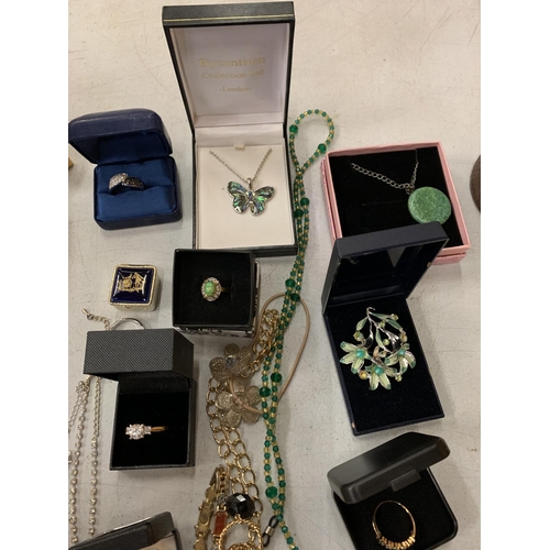 157 - A COLLECTION OF ASSORTED COSTUME JEWELLERY TO INCLUDE NECKLACES, DRESS RINGS, KEYRINGS ETC