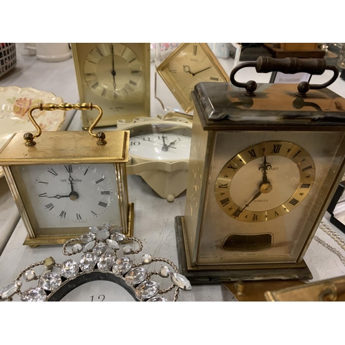 158 - A COLLECTION OF VARIOUS CARRIAGE CLOCKS TO INCLUDE A MODERN DECORATIVE WALL CLOCK WITH PENDULUM