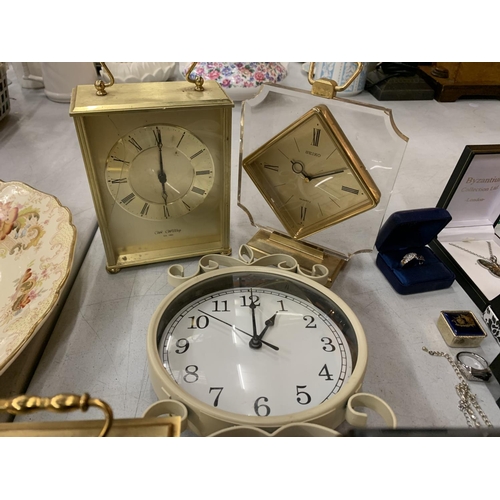 158 - A COLLECTION OF VARIOUS CARRIAGE CLOCKS TO INCLUDE A MODERN DECORATIVE WALL CLOCK WITH PENDULUM