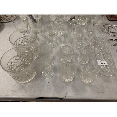 164 - A LARGE COLLECTION OF MIXED GLASS WARE TO INCLUDE GLASSES