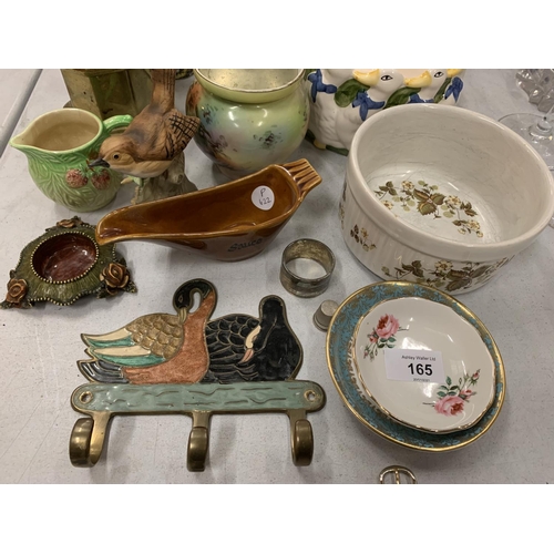 165 - A COLLECTION OF MIXED ITEMS TO INCLUDE CERAMICS, BRASS LIDDED POT ETC