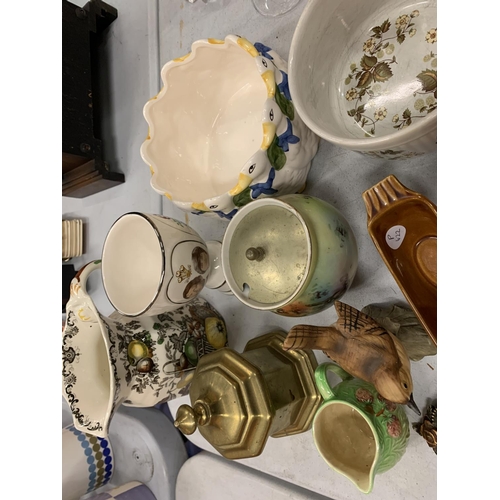 165 - A COLLECTION OF MIXED ITEMS TO INCLUDE CERAMICS, BRASS LIDDED POT ETC