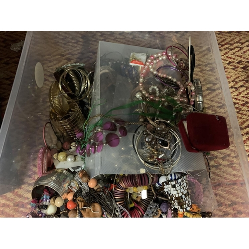 171 - A LARGE CLEAR CONTAINER OF MIXED COSTUME JEWELLERY TO INCLUDE BANGLES, BRACELETS, NECKLACES ETC