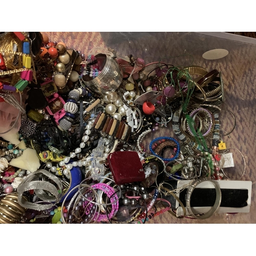 171 - A LARGE CLEAR CONTAINER OF MIXED COSTUME JEWELLERY TO INCLUDE BANGLES, BRACELETS, NECKLACES ETC