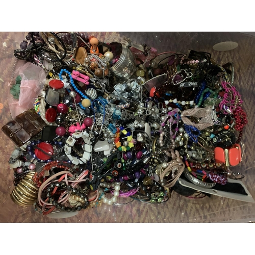 171 - A LARGE CLEAR CONTAINER OF MIXED COSTUME JEWELLERY TO INCLUDE BANGLES, BRACELETS, NECKLACES ETC