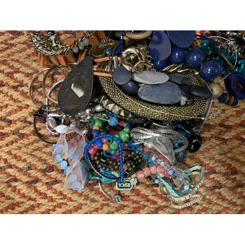 173 - A CLEAR BOX OF MIXED COSTUME JEWELLERY TO INCLUDE NECKLACES, BANGLES ETC