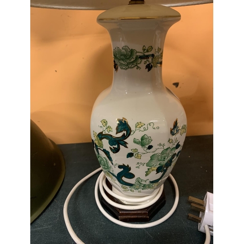 181 - A CHINA TABLE LAMP WITH GREEN DESIGN AND GOLD DETAIL TO INCLUDE A CREAM SHADE