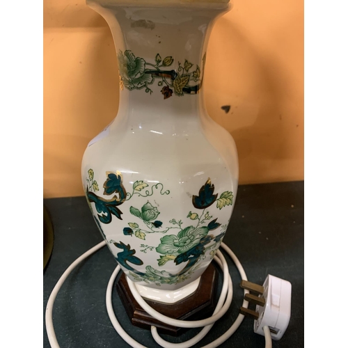 181 - A CHINA TABLE LAMP WITH GREEN DESIGN AND GOLD DETAIL TO INCLUDE A CREAM SHADE