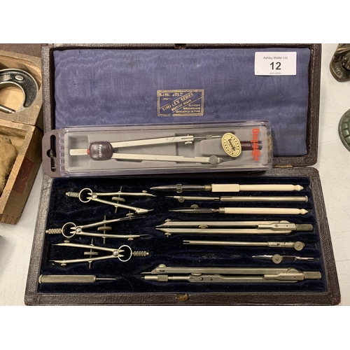 12 - A LARGE COLLECTION OF VINTAGE COMPASSES, TECHNICAL DRAWING INSTRUMENTS AND CALIPERS TO INCLUDING A M... 