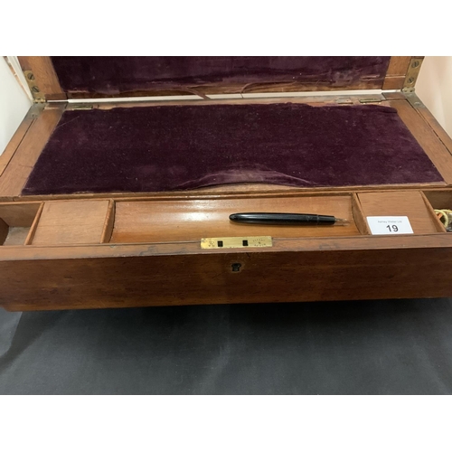 19 - A LARGE WOODEN WRITING SLOPE (SLOPE A/F) TO INCLUDE A FOUNTAIN PEN WITH 14 CARAT NIB