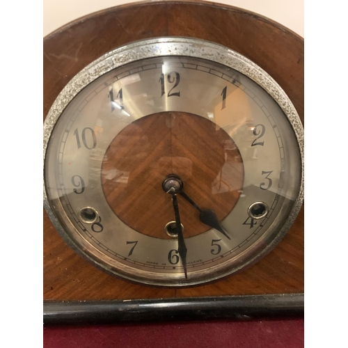 30 - AN OAK WESTMINSTER CHIMING MANTLE CLOCK