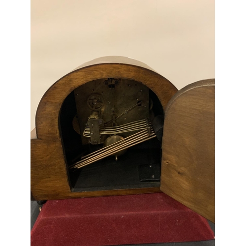 30 - AN OAK WESTMINSTER CHIMING MANTLE CLOCK