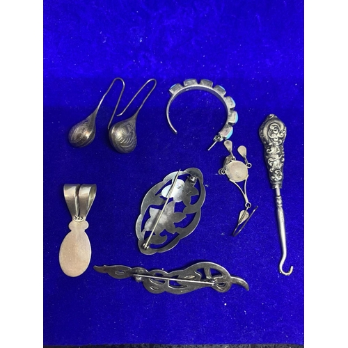 639 - VARIOUS ITEMS OF MARKED SILVER TO INCLUDE BROOCHES, EARRINGS, BUTTON HOOK ETC