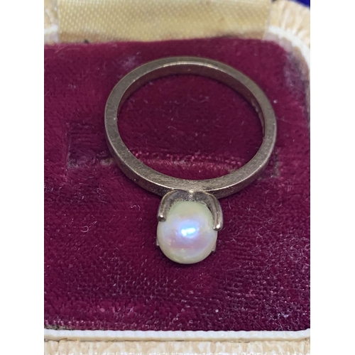 648 - A 9 CARAT GOLD RING WITH A SINGLE PEARL GROSS WEIGHT APPROXIMATELY 2.1g IN A PRESENTATION BOX