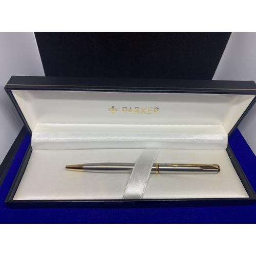 652 - TWO BOXED PENS TO INCLUDE A SHEAFFER FOUNTAIN PEN AND A PARKER BIRO