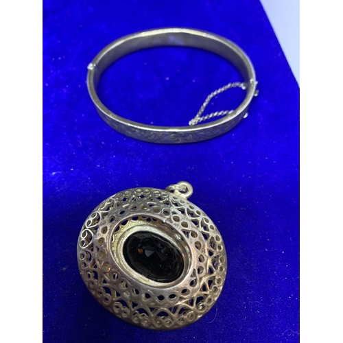 669 - VARIOUS MARKED SILVER ITEMS TO INCLUDE A BANGLE, LARGE ORNATE PENDANT, TWO RINGS AND EARRINGS WITH A... 