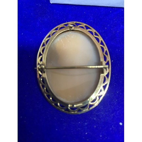 672 - A 9 CARAT GOLD CAMEO BROOCH WITH PRESENTATION BOX