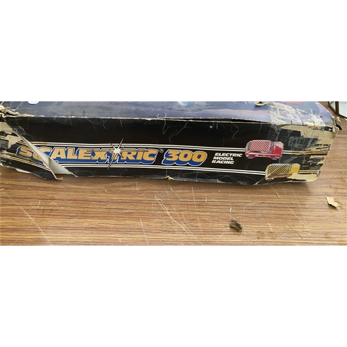 1876 - A SCALEXTRIC 300 SET AND FURTHER TRACK PIECES AND CARS