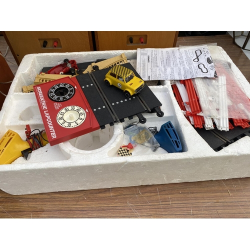 1876 - A SCALEXTRIC 300 SET AND FURTHER TRACK PIECES AND CARS