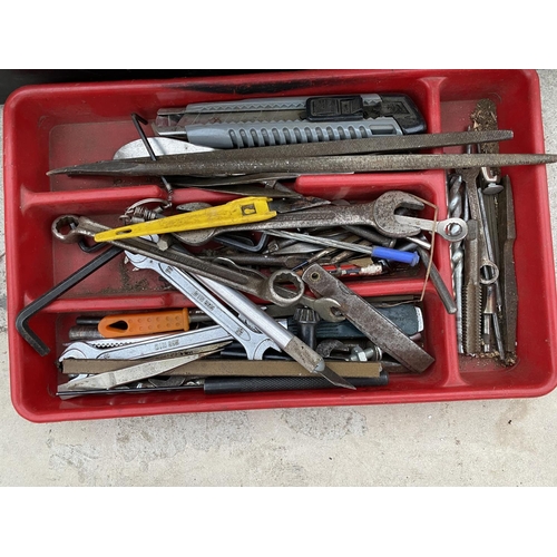 1473 - AN ASSORTMENT OIF TOOLS TO INCLUDE AN ELECTRIC HEDGE CUTTER AND SPANNERS ETC