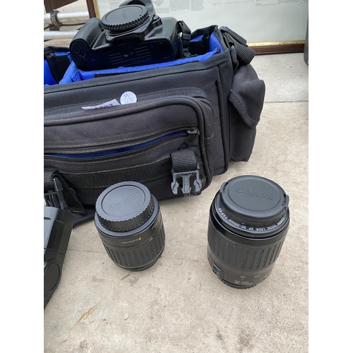 1484 - A CANON CAMERA IN A CAMERA BAG WITH TWO EXTRA LENSES AND A FLASH KIT