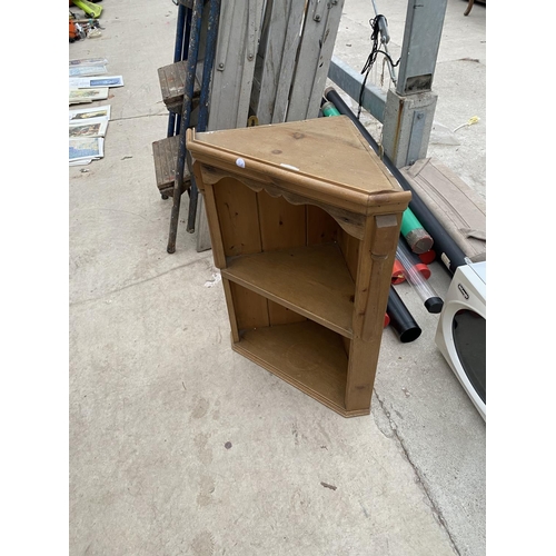 1493 - A SMALL WOODEN CORNER SHELVING CABINET