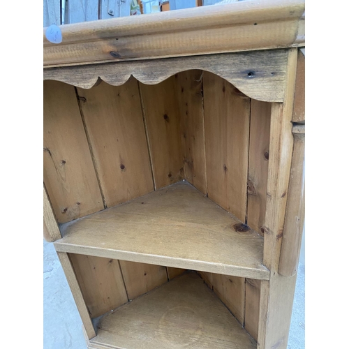 1493 - A SMALL WOODEN CORNER SHELVING CABINET