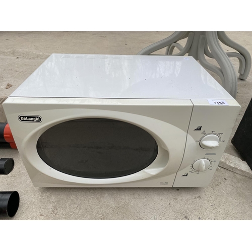 1494 - A WHITE DELONGHI MICROWAVE OVEN BELIEVED IN WORKING ORDER BUT NO WARRANTY