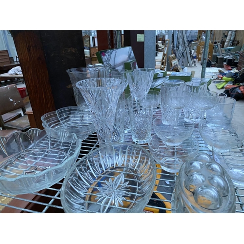 1519 - A LARGE ASSORTMENT OF GLASS WARE TO INCLUDE SERVING DISHES AND WINE GLASSES ETC