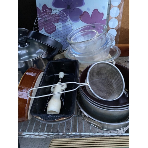 1522 - A LARGE ASSORTMENT OF KITCHEN ITEMS TO INCLUDE POTS, PANS, SERVING BOWLS AND PLACE MATS ETC