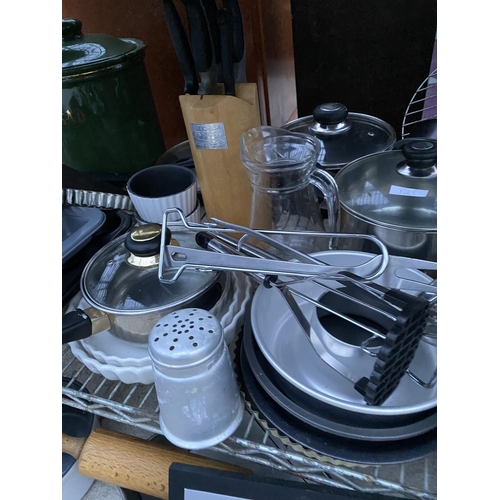 1522 - A LARGE ASSORTMENT OF KITCHEN ITEMS TO INCLUDE POTS, PANS, SERVING BOWLS AND PLACE MATS ETC