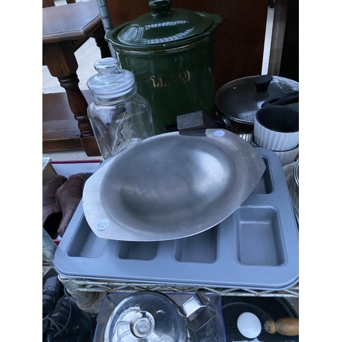 1522 - A LARGE ASSORTMENT OF KITCHEN ITEMS TO INCLUDE POTS, PANS, SERVING BOWLS AND PLACE MATS ETC