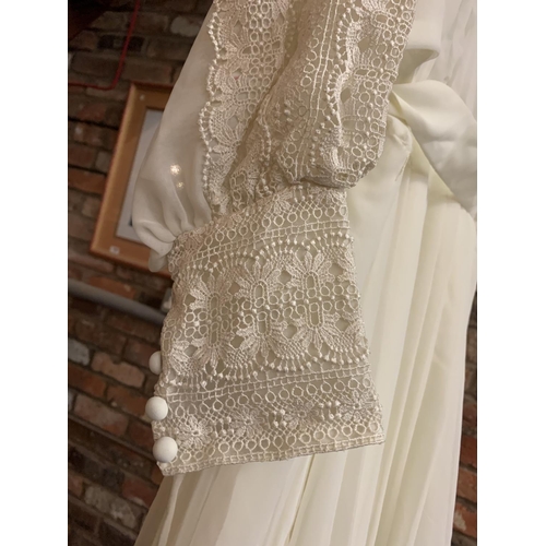 278 - A VINTAGE WEDDING DRERSS WITH LACE DETAIL