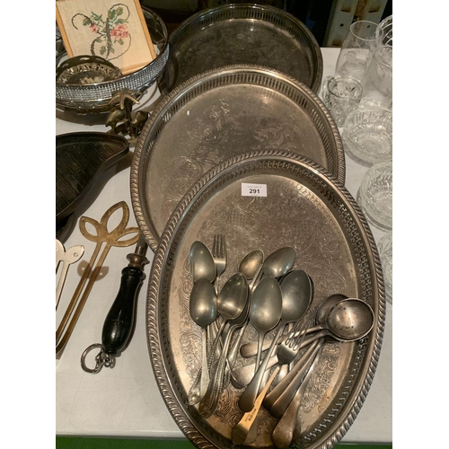 291 - A LARGE COLLECTION OF MIXED METAL WARE TO INCLUDE SERVING TRAYS, FRUIT BASKET, CUTLERY ETC