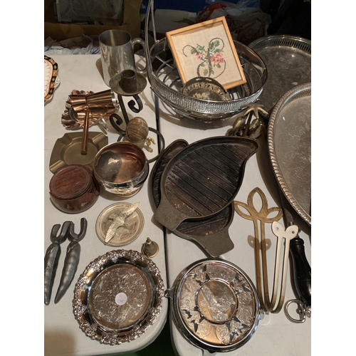 291 - A LARGE COLLECTION OF MIXED METAL WARE TO INCLUDE SERVING TRAYS, FRUIT BASKET, CUTLERY ETC