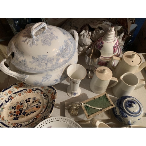 293 - A COLLECTION OF MIXED CERAMICS TO INLCUDE A LARGE BLUE AND WHITE LIDDED TUREEN