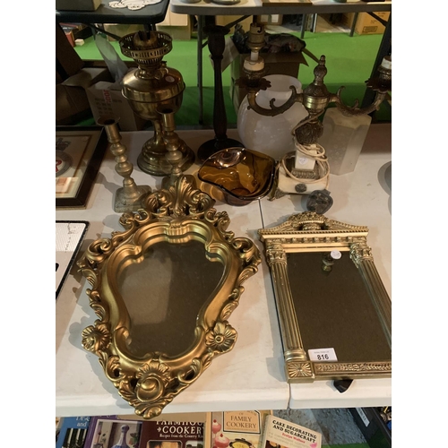 816 - AN ASSORTMENT OF MIXED ITEMS TO INCLUDE TWO SMALL GILT FRAMED MIRRORS, BRASS OIL LAMP, LIGHT SHADES ... 