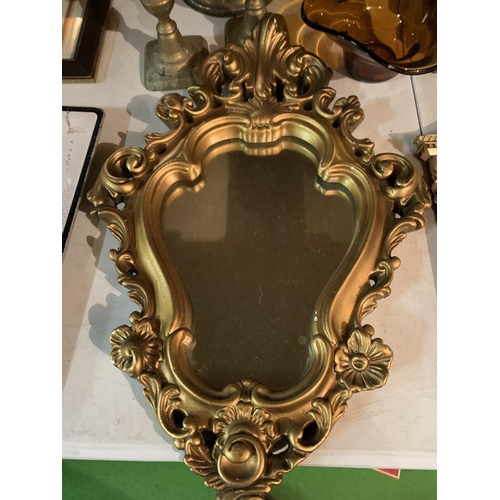 816 - AN ASSORTMENT OF MIXED ITEMS TO INCLUDE TWO SMALL GILT FRAMED MIRRORS, BRASS OIL LAMP, LIGHT SHADES ... 