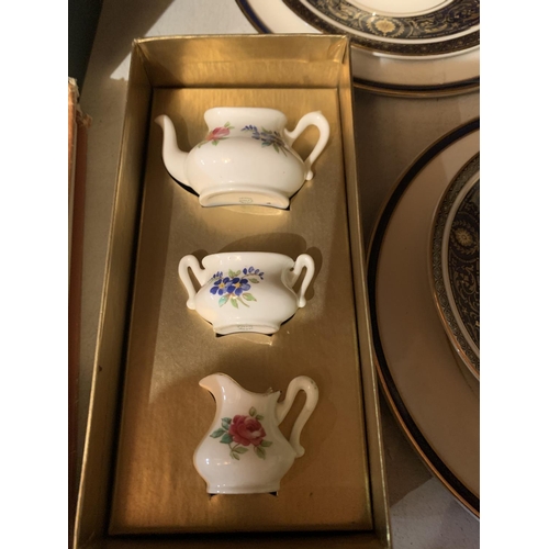 821 - AN ASSORTMENT OF CERAMICS TO INCLUDE ROYAL DOULTON 