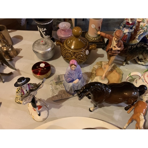 855 - AN ASSORTMENT OF MIXED ITEMS TO INCLUDE CERAMICS, OIL LAMP, FIGURINES ETC