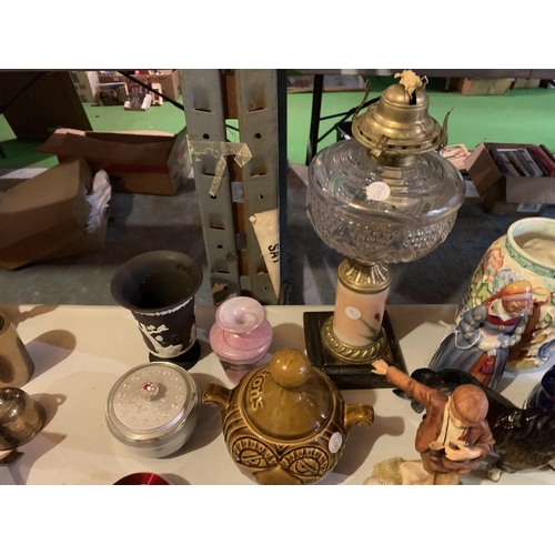 855 - AN ASSORTMENT OF MIXED ITEMS TO INCLUDE CERAMICS, OIL LAMP, FIGURINES ETC