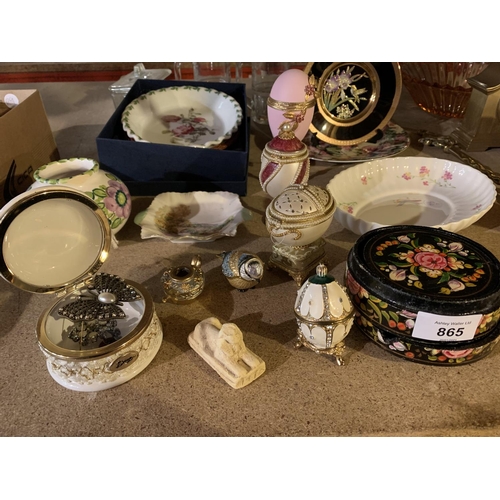 865 - A SELECTION OF CERAMICS AND GLASSWARE TO INCLUDE A SPODE DISH, FABERGE STYLE EGGS, CHOKIN PLATE ETC