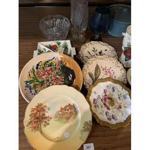 891 - A LARGE ASSORTMENT OF VARIOUS CERAMICS AND GLASS WARE TO INCLUDE DECORATIVE PLATES AND BOWLS