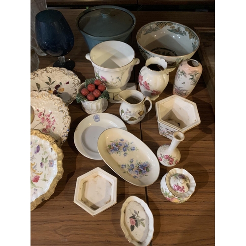 891 - A LARGE ASSORTMENT OF VARIOUS CERAMICS AND GLASS WARE TO INCLUDE DECORATIVE PLATES AND BOWLS